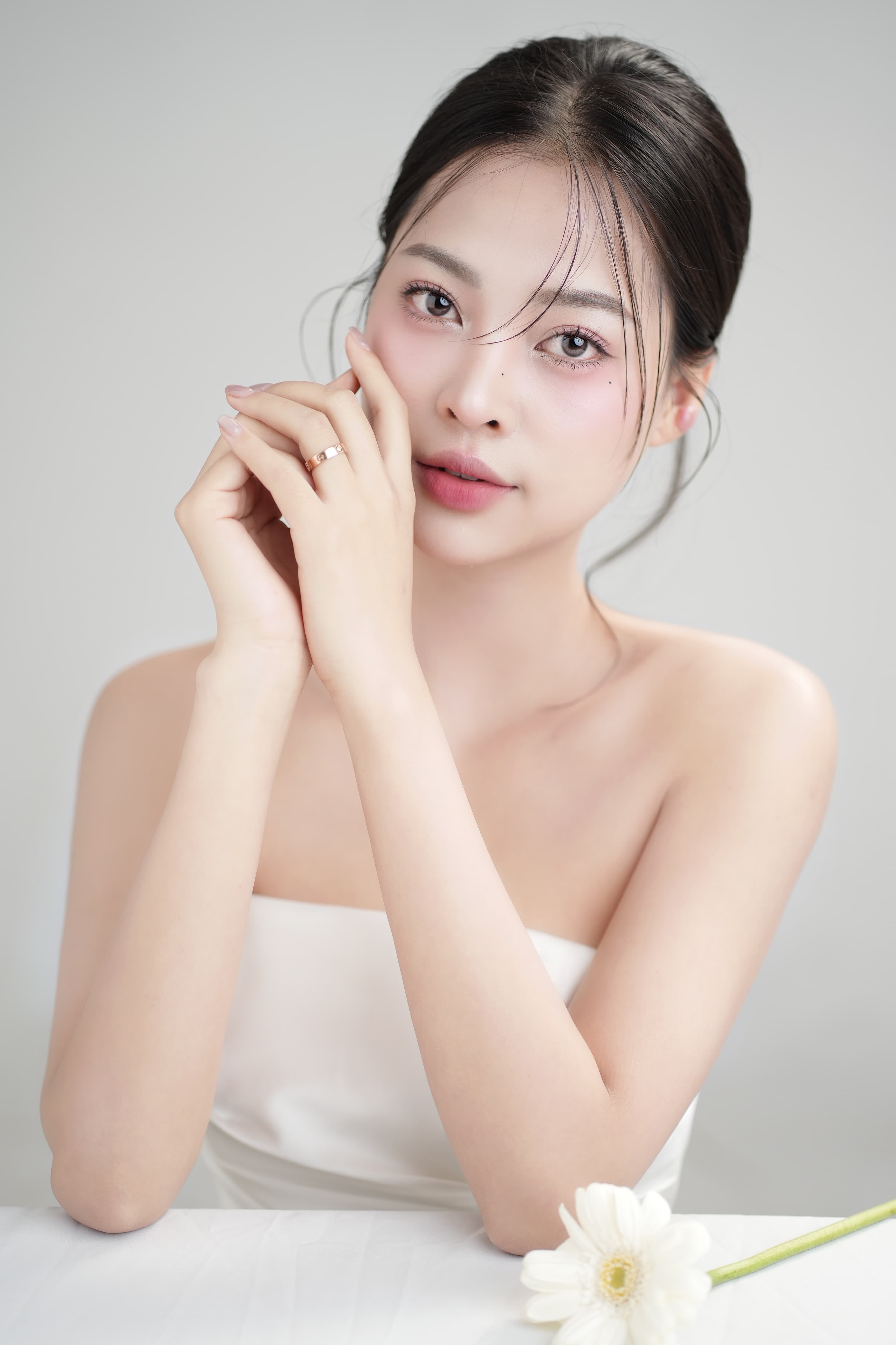 Người mẫu HAN Beauty Center với phong cách làm đẹp tự nhiên
