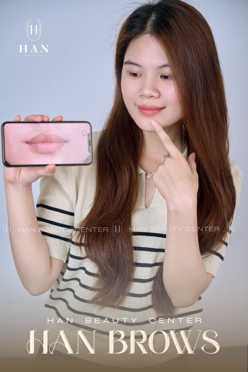 Khách hàng với phong cách chân mày tự nhiên tại HAN Beauty Center